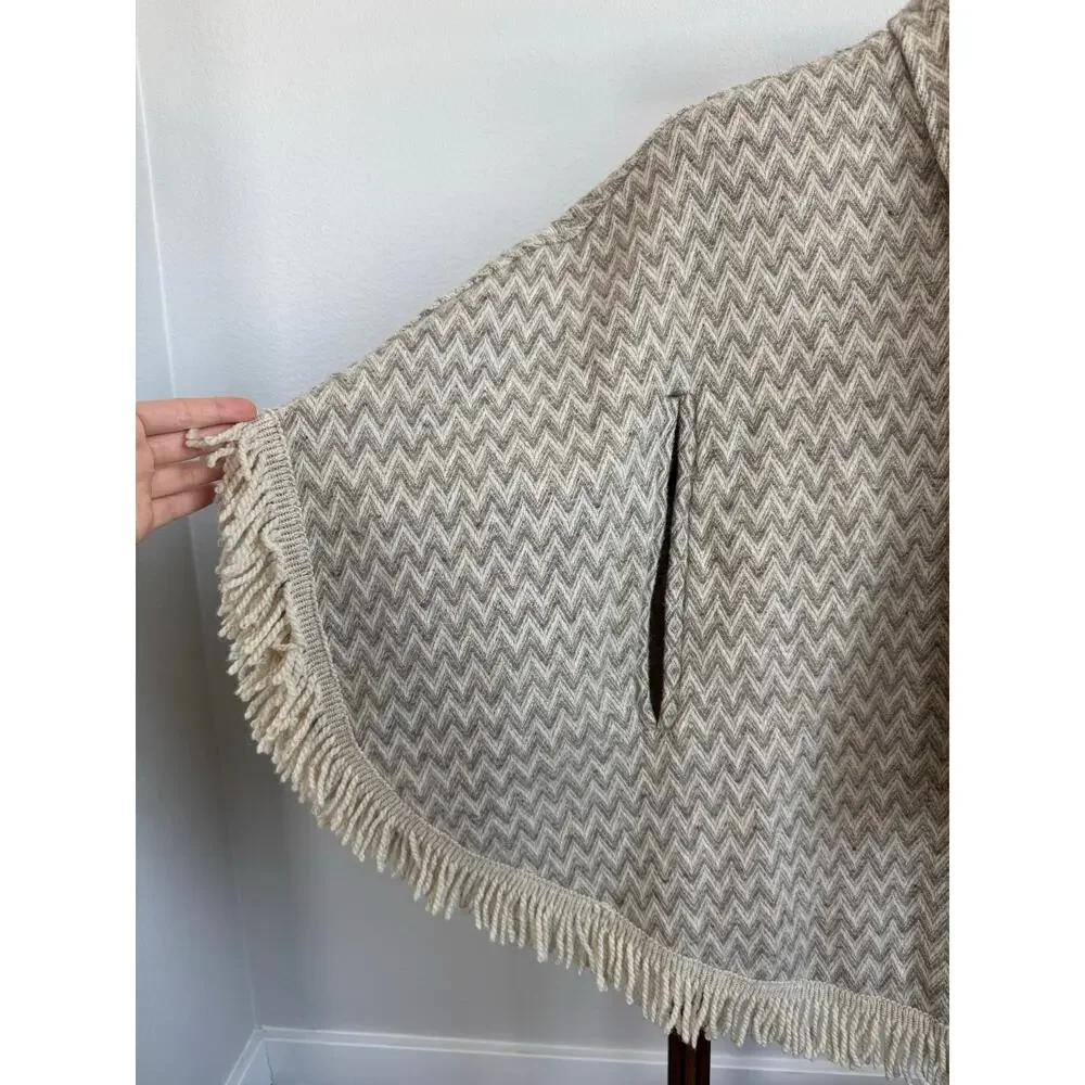 Lagenlook Fringed Poncho Cape Capelet Chevron Knit Boho Cottagecore Oatmeal Gray
